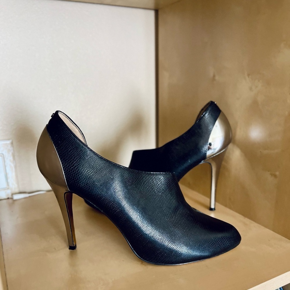Ted Baker London Black Stilettos with Metallic Heels Gold size 40 (US 9/9.5) - Picture 3 of 10